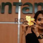 Karyawan menunjukkan emas batangan Antam, Jakarta, Senin (19/1).(Republika/Yasin Habibi)