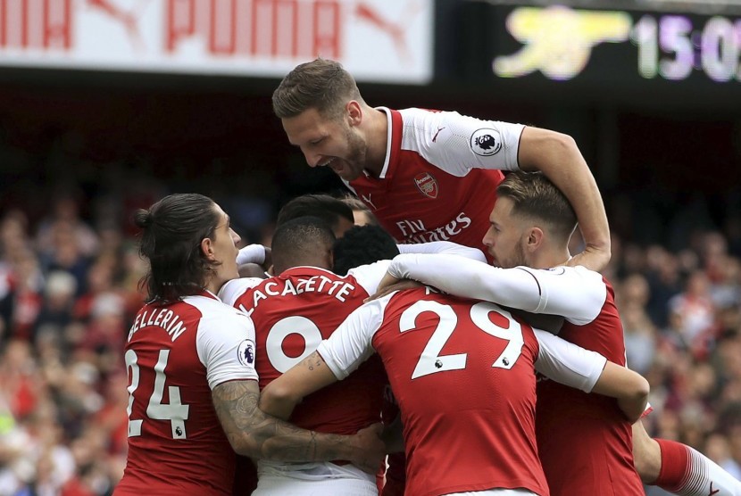 Para pemain Arsenal merayakan gol Danny Welbeck (tidak terlihat) pada laga Liga Primer Inggris lawan Bournemouth di Stadion Emirates, Sabtu (9/0). Arsenal menang 3-0.