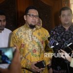 Koordinator Generasi Muda Partai Golkar (GMPG) Ahmad Doli Kurnia memberikan keterangan seusai bertemu dengan Ketua Dewan Kehormatan Golkar BJ Habibe di Jakarta, Senin (28/8).