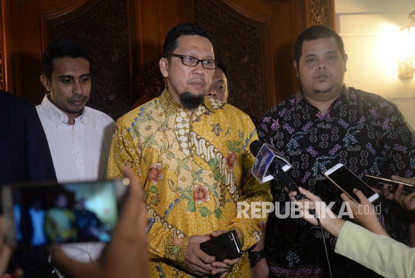 Koordinator Generasi Muda Partai Golkar (GMPG) Ahmad Doli Kurnia memberikan keterangan seusai bertemu dengan Ketua Dewan Kehormatan Golkar BJ Habibe di Jakarta, Senin (28/8).