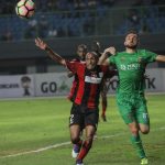 Pesepak bola Bhayangkara FC Ilija Spasojevic (kanan) berebut bola dengan pesepak bola Persipura Jayapura Rony Esar Beroperay (kiri), pada pertandingan Gojek Traveloka Liga 1 di Stadion Patriot Candrabaga, Bekasi, Jawa Barat, Sabtu (9/9).