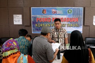 Warga yang menjadi korban First Travel mencari informasi di posko pengaduan korban First Travel di Bareskrim Polri, Jakarta, Jumat (25/8).