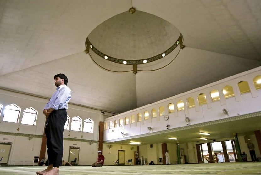 Pria sedang berada di sebuah masjid di London, Inggris.