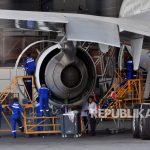 Sejumlah mekanik melakukan pengecekan pada mesin pesawat di Garuda Maintenance Fasiliti, Cengkareng, Tangerang, Banten.