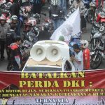 Massa Front Transportasi Jakarta menggelar aksi menolak perda pembatasan sepeda motor di kawasan Bundaran HI, Jakarta, Senin (22/12). (Republika/Tahta Aidilla)