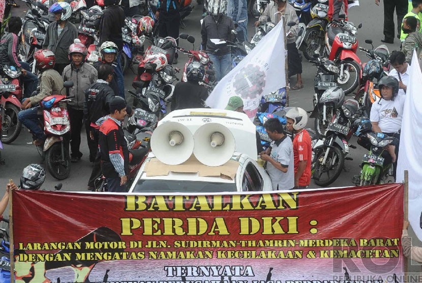 Massa Front Transportasi Jakarta menggelar aksi menolak perda pembatasan sepeda motor di kawasan Bundaran HI, Jakarta, Senin (22/12). (Republika/Tahta Aidilla)