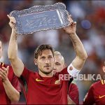 Francisco Totti menjalani pertandingan terakhir bersama AS Roma melawan Genoa CFC di Stadion Olympico, Roma, Senin (29) dini hari.