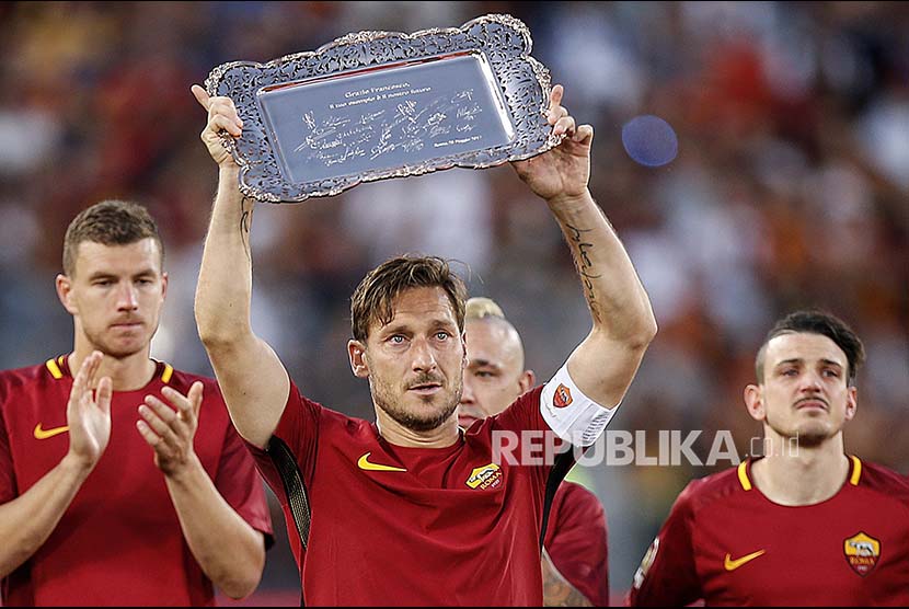 Francisco Totti menjalani pertandingan terakhir bersama AS Roma melawan Genoa CFC di Stadion Olympico, Roma, Senin (29) dini hari.
