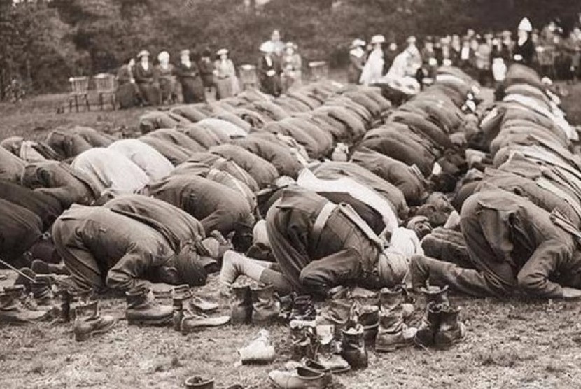 Prajurit Muslim Inggris tengah melaksanakan shalat di tengah medan PD I