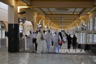 Para undangan, ulama, ustaz, para pengelola KBIH calon jamaah haji Embarkasi Palembang menjajal lintasan sa