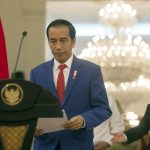 Presiden Joko Widodo (kiri)