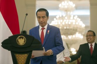 Presiden Joko Widodo (kiri)
