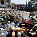 Ribuan botol minuman keras (miras) dimusnahkan dengan menggunakan alat berat. (ilustrasi)