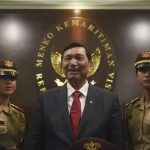 Menko Kemaritiman Luhut Binsar Panjaitan (tangah).