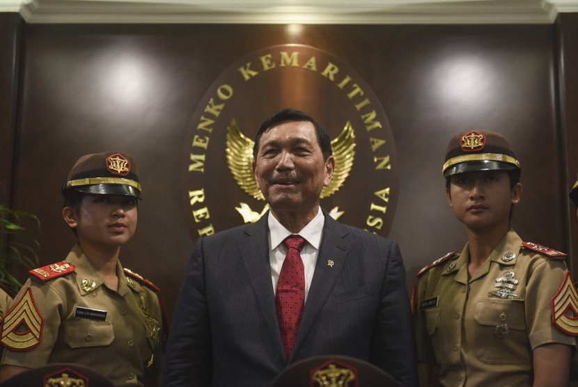 Menko Kemaritiman Luhut Binsar Panjaitan (tangah).