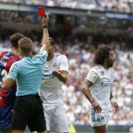 Wasit mengkartu merah bek Real Madrid, Marcelo (kanan) pada laga La Liga, Real Madrid lawan Levante di Santiago Bernabeu, Sabtu (/9). Madrid ditahan imbang 1-1 pada laga ini.