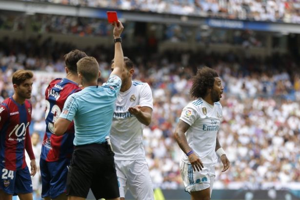 Wasit mengkartu merah bek Real Madrid, Marcelo (kanan) pada laga La Liga, Real Madrid lawan Levante di Santiago Bernabeu, Sabtu (/9). Madrid ditahan imbang 1-1 pada laga ini.