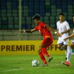 Pemain Myanmar (merah) membawa bola saat menghadapi Filipina pada Piala AFF U-18, Senin (11/9).