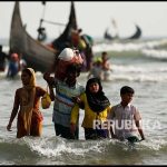 Pengungsi Rohingya menuju pantai setelah berlayar di Teluk Bengal melintasi perbatasan Bangladesh-Myanmar di Teknaf, Bangladesh, Rabu (6/9).