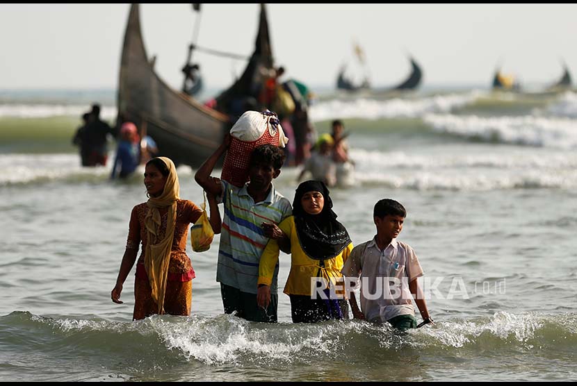 Pengungsi Rohingya menuju pantai setelah berlayar di Teluk Bengal melintasi perbatasan Bangladesh-Myanmar di Teknaf, Bangladesh, Rabu (6/9).