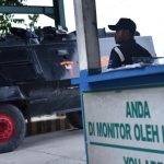 Petugas keamanan berjaga di Check Poin 28 sebagai akses keluar masuk kendaraan PT Freeport di Timika, Papua, Minggu (30/4).