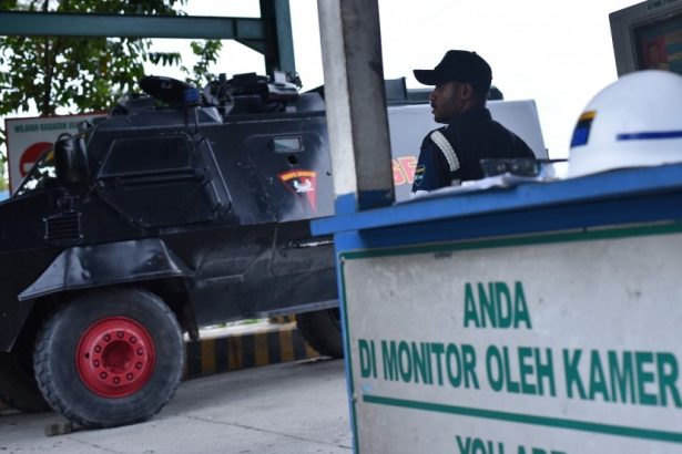 Petugas keamanan berjaga di Check Poin 28 sebagai akses keluar masuk kendaraan PT Freeport di Timika, Papua, Minggu (30/4).