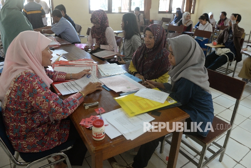 Calon siswa dan orang tua wali melakukan pendaftaran ulang. ilustrasi