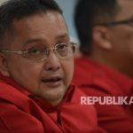 Ketua DPP PDIP Bidang Hukum, HAM dan Perundang-undangan, Trimedya Panjaitan menyampaikan pemaparan saat menggelar konferensi pers bersama awak media di Jakarta, Rabu (10/5).