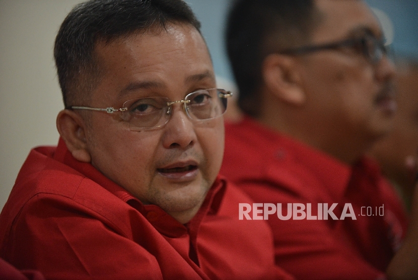 Ketua DPP PDIP Bidang Hukum, HAM dan Perundang-undangan, Trimedya Panjaitan menyampaikan pemaparan saat menggelar konferensi pers bersama awak media di Jakarta, Rabu (10/5).
