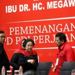 Ketua Umum DPP PDI Perjuangan Megawati Soekarnoputri saat memimpin rapat konsolidasi partai membahas pemenangan Pilgub Jawa Timur serta Pilkada serentak di Ijen Suite, Kota Malang, Ahad (10/9) sore.
