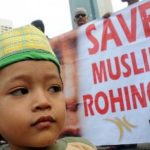 Aksi Massal Solidaritas Rohingya-Syria: Seorang bocah mengikuti aksi massal simpatisan Partai Keadilan Sejahtera (PKS) Solidaritas Untuk Muslim Rohingya (Myanmar) dan Syria di Bundaran Hotel Indonesia (HI), Jakarta, Ahad (12/8). Selain mendesak Pemerintah