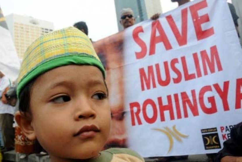 Aksi Massal Solidaritas Rohingya-Syria: Seorang bocah mengikuti aksi massal simpatisan Partai Keadilan Sejahtera (PKS) Solidaritas Untuk Muslim Rohingya (Myanmar) dan Syria di Bundaran Hotel Indonesia (HI), Jakarta, Ahad (12/8). Selain mendesak Pemerintah