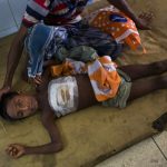 Shoabib, anak Rohingya yang berusia 7 tahun terluka di dada saat tentara Myanmar menyerbu desanya, dan saat ini tengah mendapatkan perawatan di sebuah rumah sakit Bangladesh, Ahad (10/9).