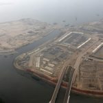 Foto udara pulau hasil reklamasi di Teluk Jakarta, Kamis (11/5).
