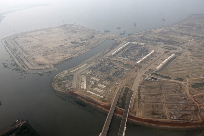 Foto udara pulau hasil reklamasi di Teluk Jakarta, Kamis (11/5).