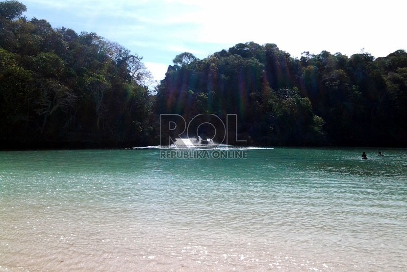 Arus dari Samudra Hindia masuk ke Segoro Anakan di Pulau Sempu, Malang, Jawa Timur.