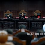 Hakim MK Anwar Usman (tengah) bersama Hakim MK Maria Farida Indrati (kiri), dan Hakim MK Saldi Isra memimpin Sidang Uji Materi Presidential Threshold di Mahkamah Konstitusi, Jakarta, Kamis (3/8).