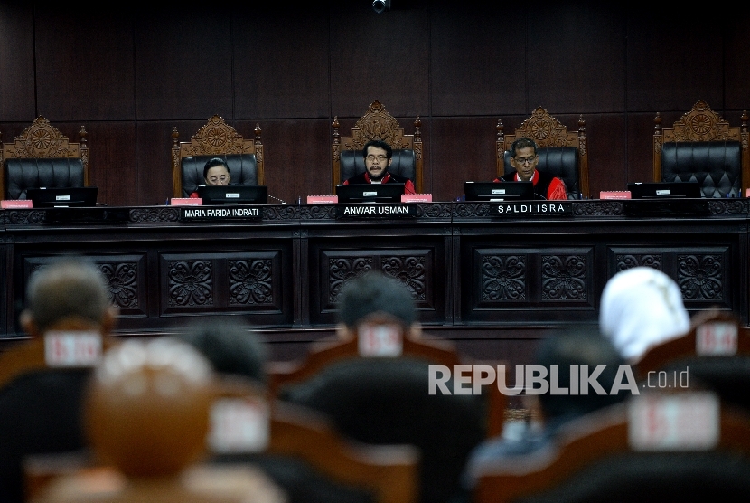 Hakim MK Anwar Usman (tengah) bersama Hakim MK Maria Farida Indrati (kiri), dan Hakim MK Saldi Isra memimpin Sidang Uji Materi Presidential Threshold di Mahkamah Konstitusi, Jakarta, Kamis (3/8).