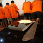 Polisi menangkap pelaku pengeroyokan beserta barang bukti sajam (ilustrasi).