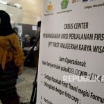 Warga yang menjadi korban First Travel usai mencari informasi di posko pengaduan korban First Travel di Bareskrim Polri, Jakarta, Jumat (25/8).