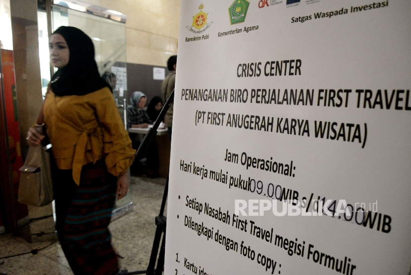 Warga yang menjadi korban First Travel usai mencari informasi di posko pengaduan korban First Travel di Bareskrim Polri, Jakarta, Jumat (25/8).