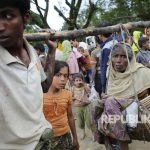 Pria Rohingya Ini Mengungsi Sambil Memanggul Ibunya
