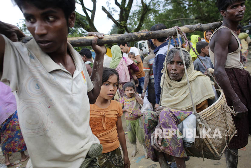 Pria Rohingya Ini Mengungsi Sambil Memanggul Ibunya