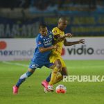 Tantan (Persib) dan Hilton Moreira (SFC) berebut bola. Keduanya pernah memperkuat tim lawannya dengan posisi yang sama. Foto: Yogi Ardhi/Republika