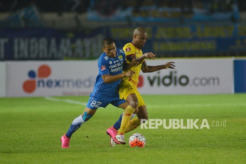 Tantan (Persib) dan Hilton Moreira (SFC) berebut bola. Keduanya pernah memperkuat tim lawannya dengan posisi yang sama. Foto: Yogi Ardhi/Republika