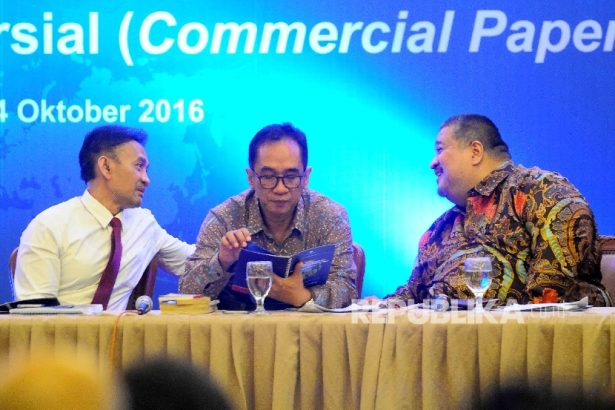 Direktur Bank Indonesia Nanang Hendrasah, Wakil Rektor UGM Paripurna Sugarda dan Direktur PT BNI securities Reza Benito Zahar (dari kiri) menjadi pembicara dalam seminar Surat Berharga Komersial (SBK) di Gedung Kebon Sirih, Bank Indonesia (BI), Jakarta, Se