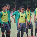 Pelatih Timnas Indonesia U-16 Fakhri Husaini (kanan) bersama anak asuhnya.