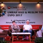 CEO Adinda Azzahra Priyadi Abadi (kiri) dan Ketua Umum Asphurindo Syam Resfiadi (tengah) tampil pada talk show Wisata Muslim Dunia yang diadakan dalam rangka Umrah Hajj Muslim Tour (UHMT) Ezpo 2017 di Jogjakarta, Sabtu (9/9).