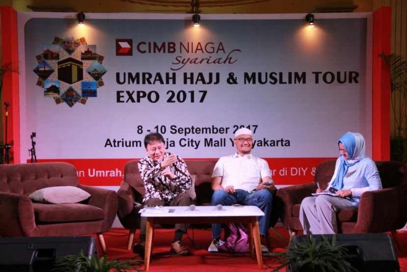 CEO Adinda Azzahra Priyadi Abadi (kiri) dan Ketua Umum Asphurindo Syam Resfiadi (tengah) tampil pada talk show Wisata Muslim Dunia yang diadakan dalam rangka Umrah Hajj Muslim Tour (UHMT) Ezpo 2017 di Jogjakarta, Sabtu (9/9).