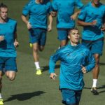 Striker Real Madrid, Cristiano Ronaldo (kanan) berlatih bersama tim Valdebebas, Selasa (12/9). Madrid akan melawan APOEL pada babak penyisihan Liga Champions, Kamis (14/9) dini hari WIB.